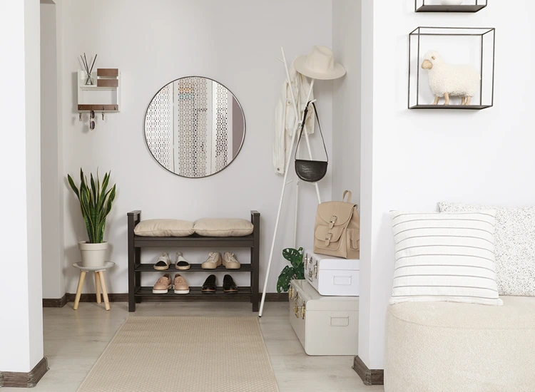 Garderobenlösungen für schmale Flure - Sitzbank mit Platz für Schuhe und Kleiderständer