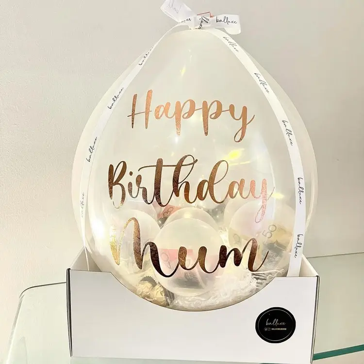 Geldgeschenke in kleinen Luftballons, verpackt in einem großen Latexballon