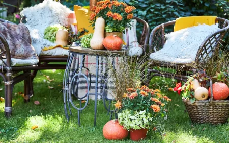 gemütliche sitzecke mit herbstkissen und kürbisdeko
