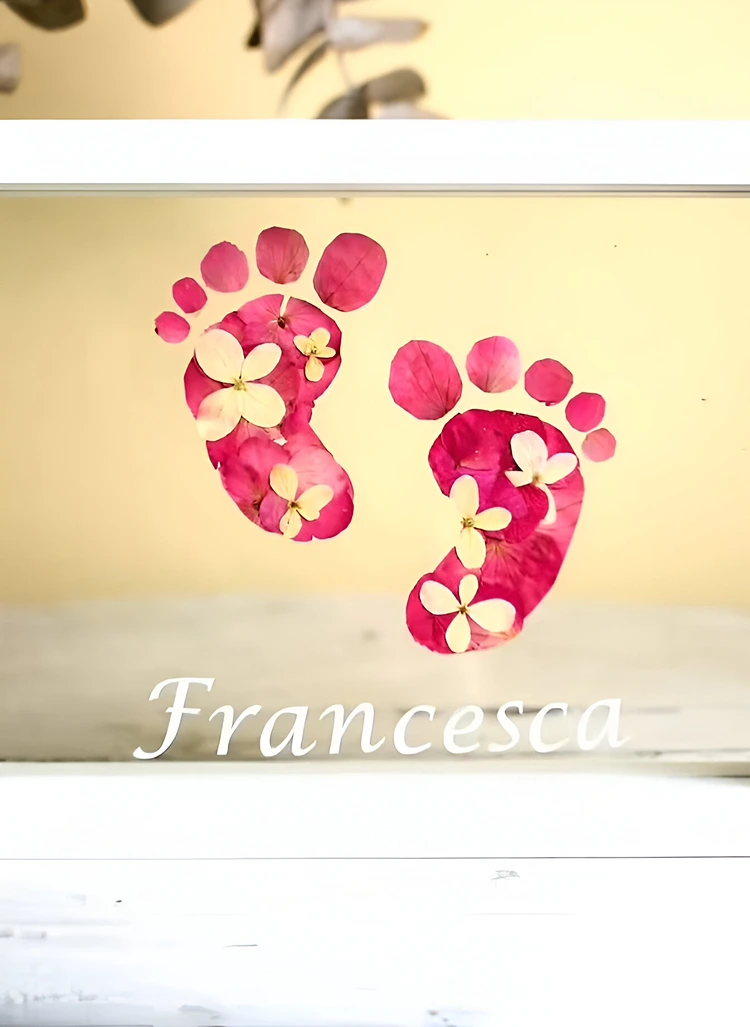 Geschenkidee für eine Babyparty -Fußabdrücke aus Blüten im Rahmen