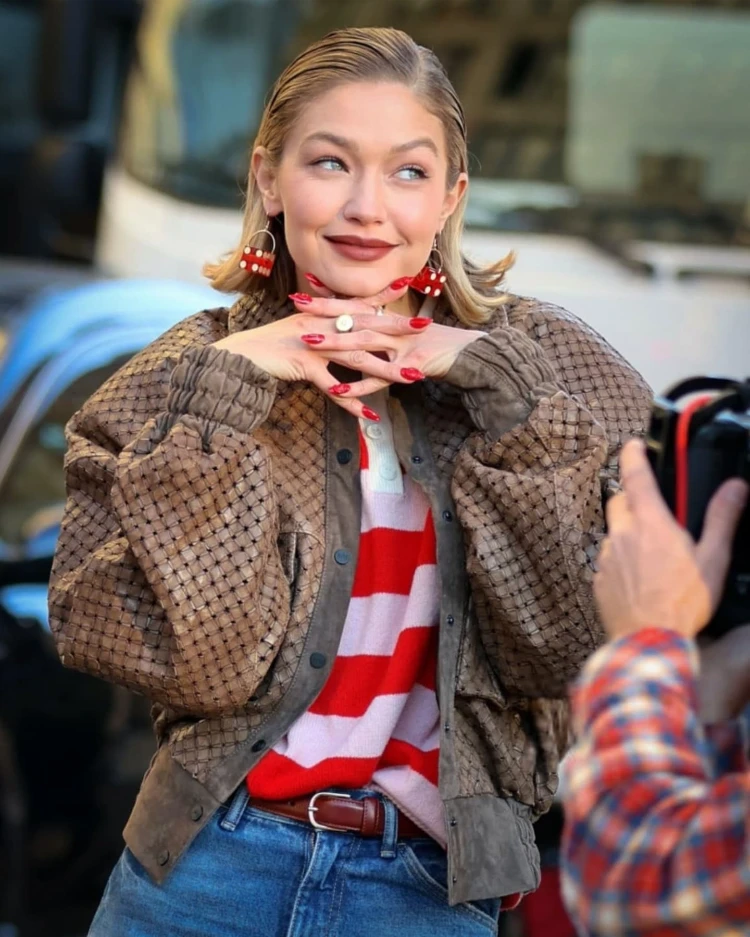 gigi hadid mit kurzen haaren in butter biscuit blonde haarfarbe