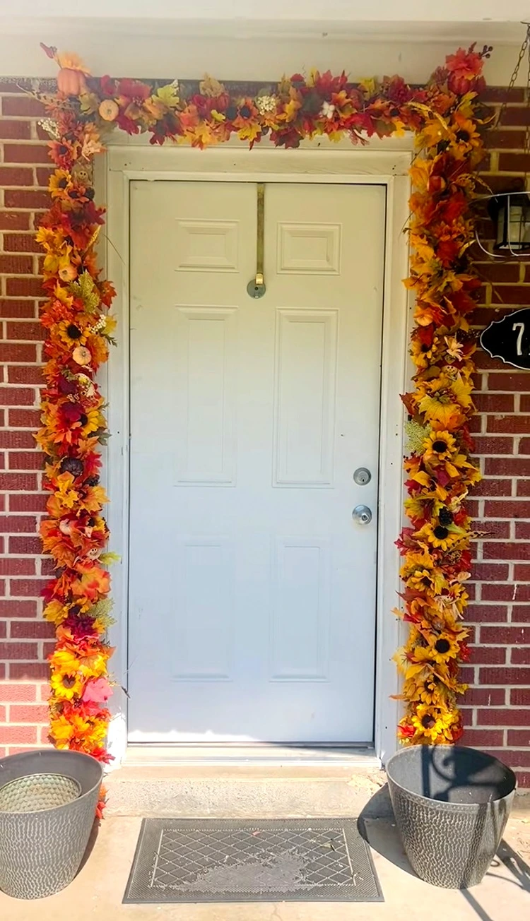 Girlande zum Einrahmen der Haustür mit Poolnudeln und Kunstblumen