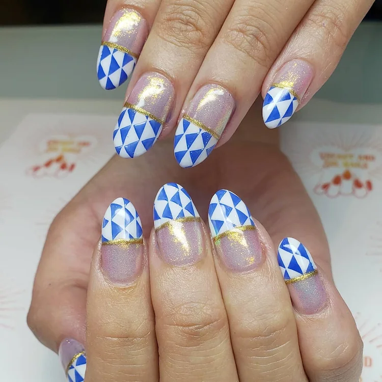 Glitzer french nails mit Motiven in Blau und Weiß