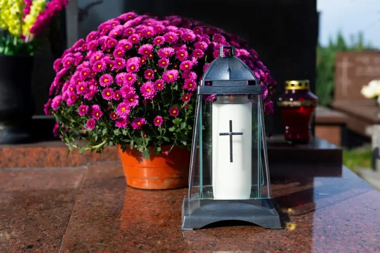 Grabgestaltung mit Chrysanthemen im Topf für verkleidete Gräber