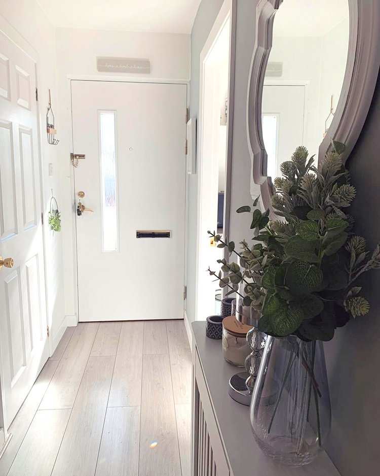 Graue Akzentwand und Weiß als Hauptfarbe für einen edlen Look