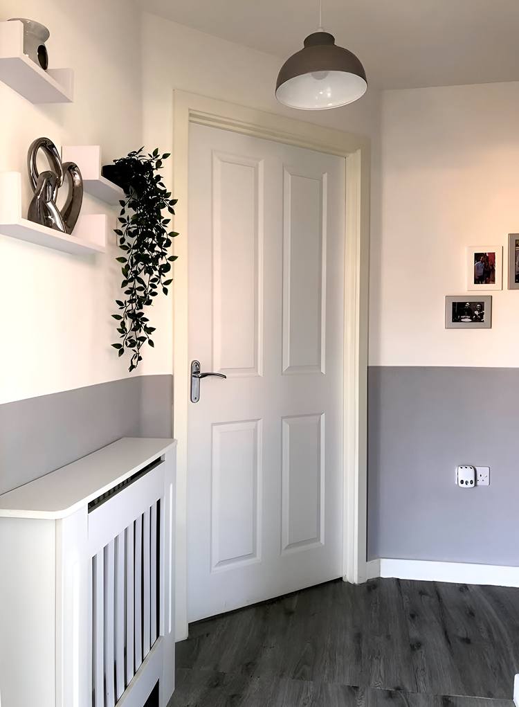 Halbhoch gestrichene Wände lassen den Raum höher wirken