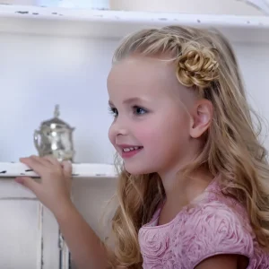 halboffene flechtfrisur für mädchen mit zopf rose