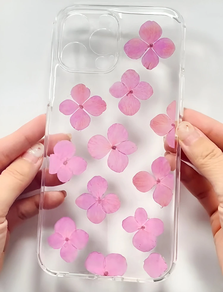 Handyhülle basteln mit gepressten Hortensienblüten und Kunstharz