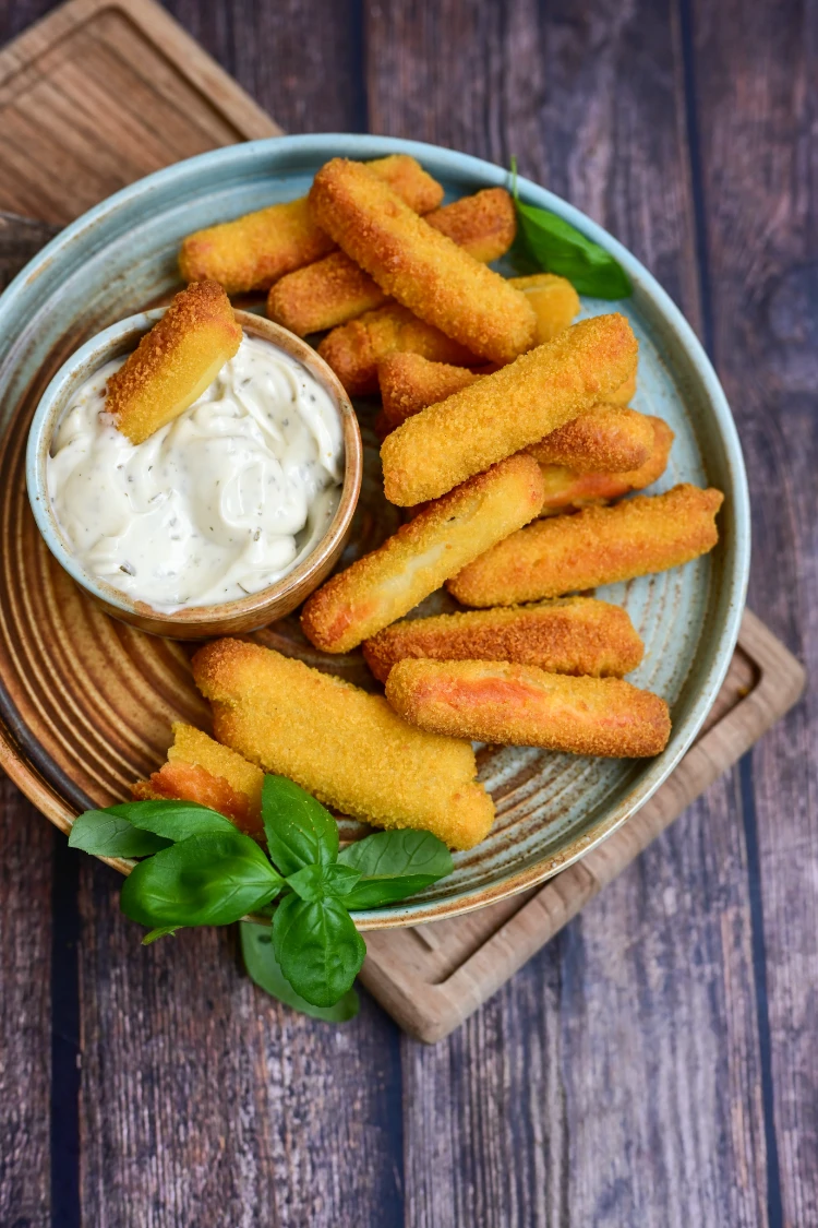 hausgemachte mozzarella sticks aus dem airfryer mit aioli und basilikum