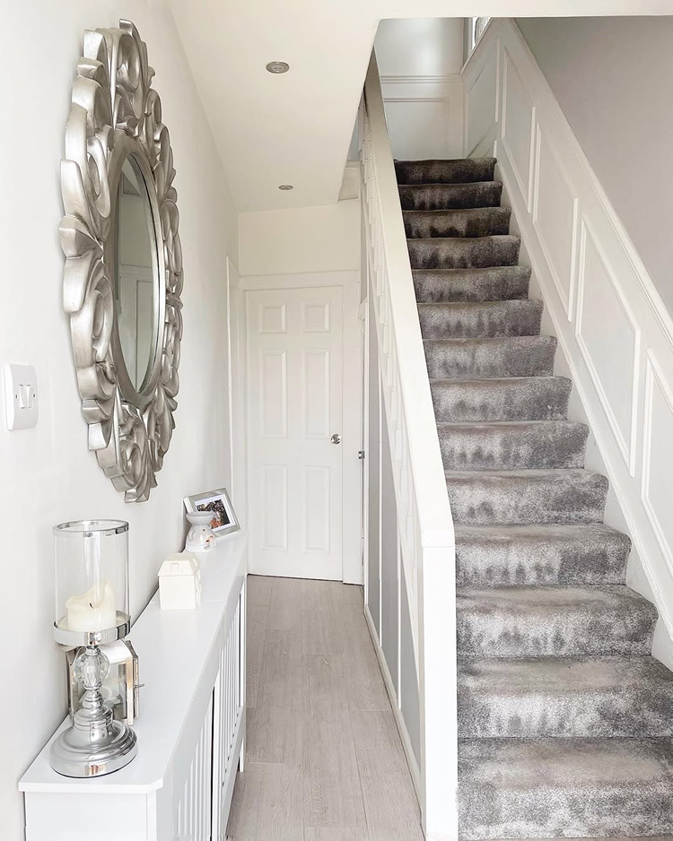 Helle Farben für einen schmalen Durchgang