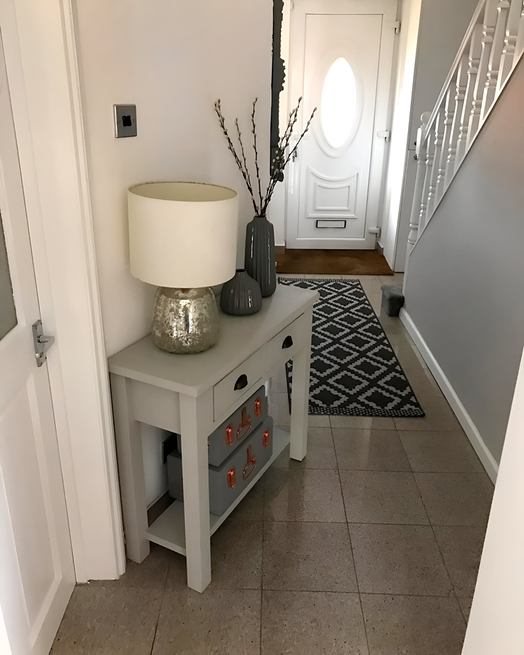 Hellgrau als Akzent an der Treppe zu weißen Wänden