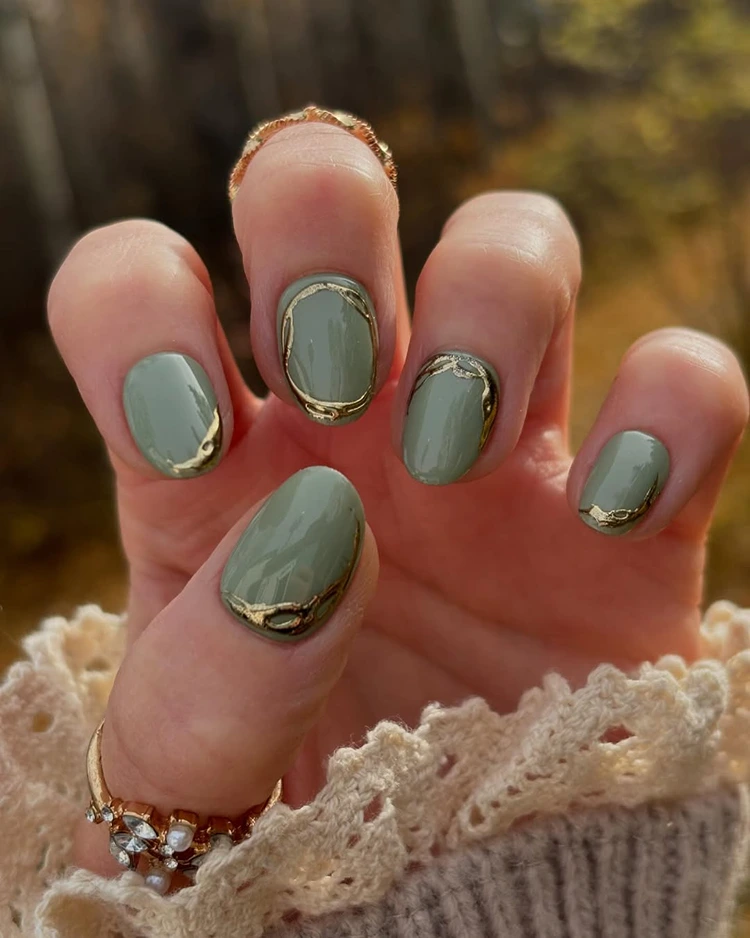 herbst nägel grün gold elegantes design