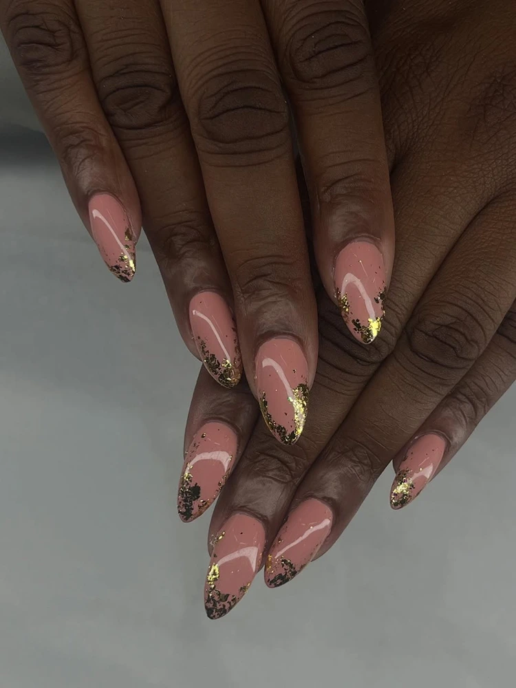 herbst nageltrend 2025 spitzen in metallischem gold