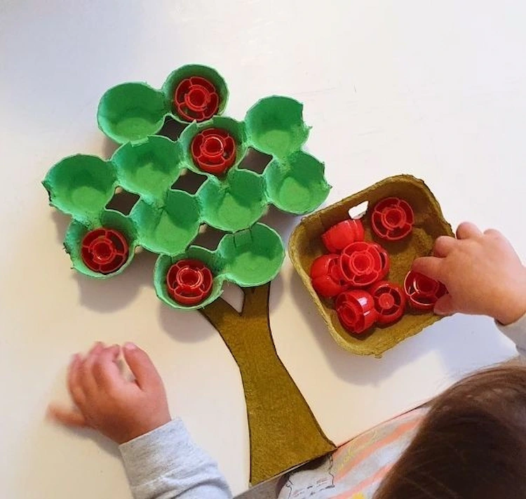Herbstbaum mit Apfeln basteln aus Eierkarton Sensorikspiel für Kleinkinder