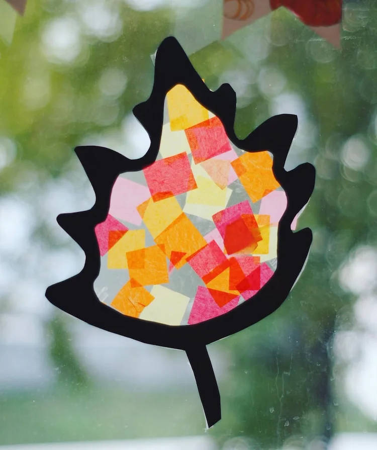 Herbstblatt Form als Sonnenfänger wählen und basteln