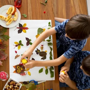 herbstcollage mit kindern – blätter und naturmaterialien kleben