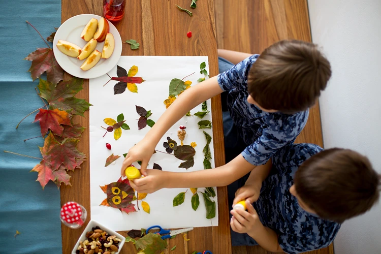 herbstcollage mit kindern – blätter und naturmaterialien kleben