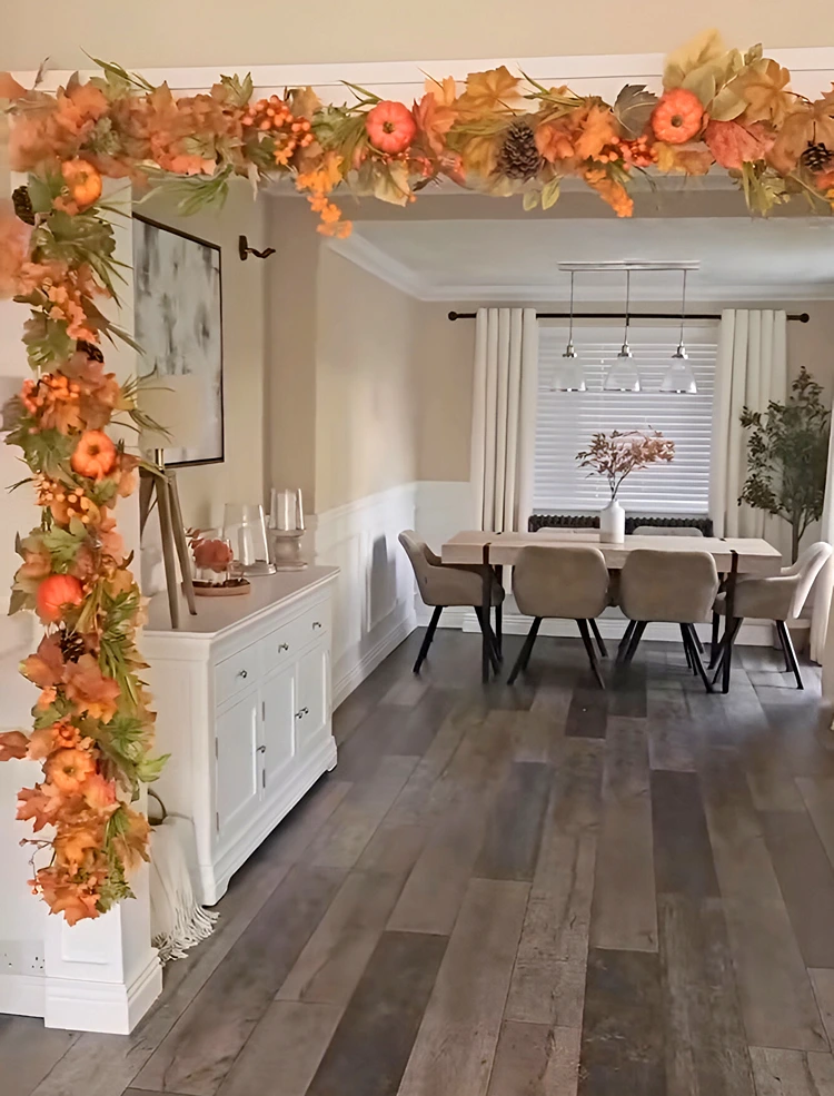 Herbstdeko aus Schwimmnudeln basteln für einen Bogen oder für die Haustür