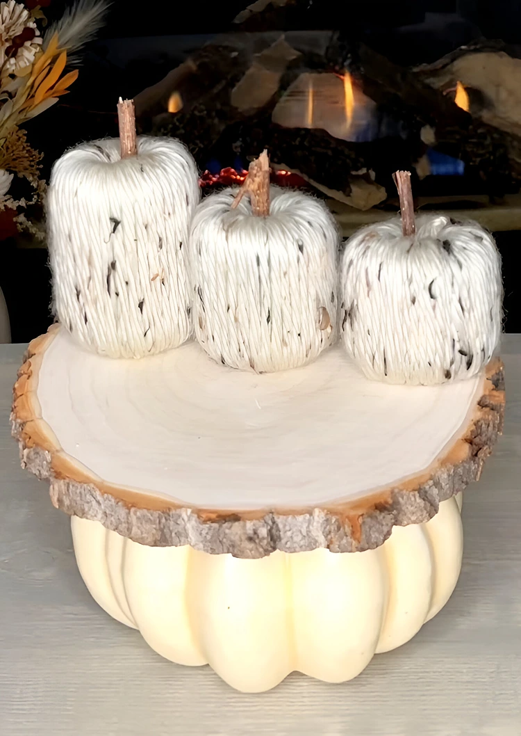 Herbstdeko aus Schwimmnudeln basteln - Kleine Kürbisse aus Wolle und Zweigen