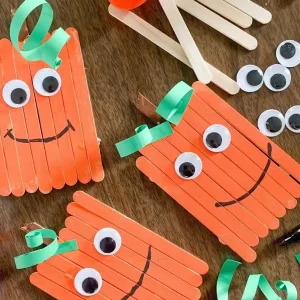 Herbstdeko mit niedlichen Kürbissen aus Eisstielen