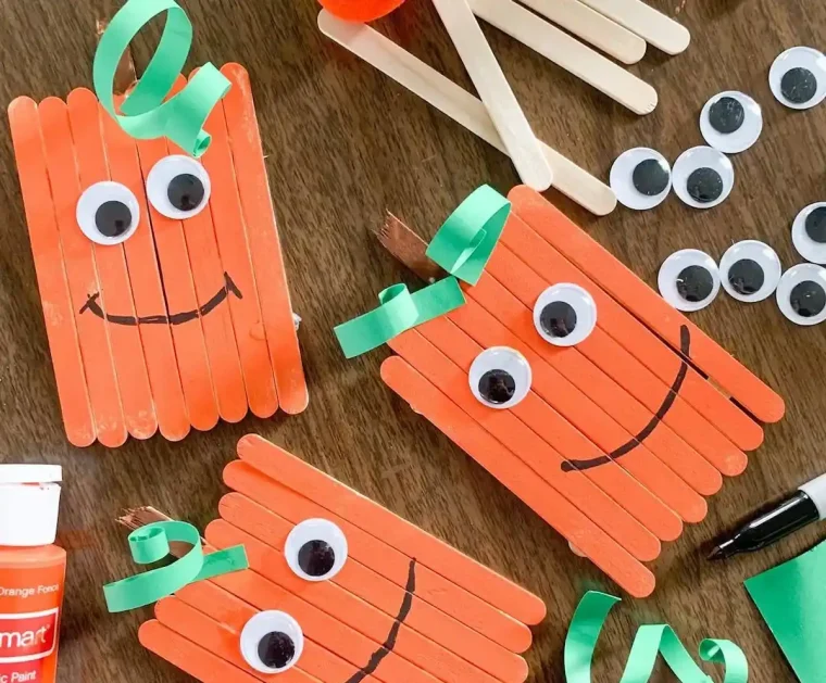 Herbstdeko mit niedlichen Kürbissen aus Eisstielen