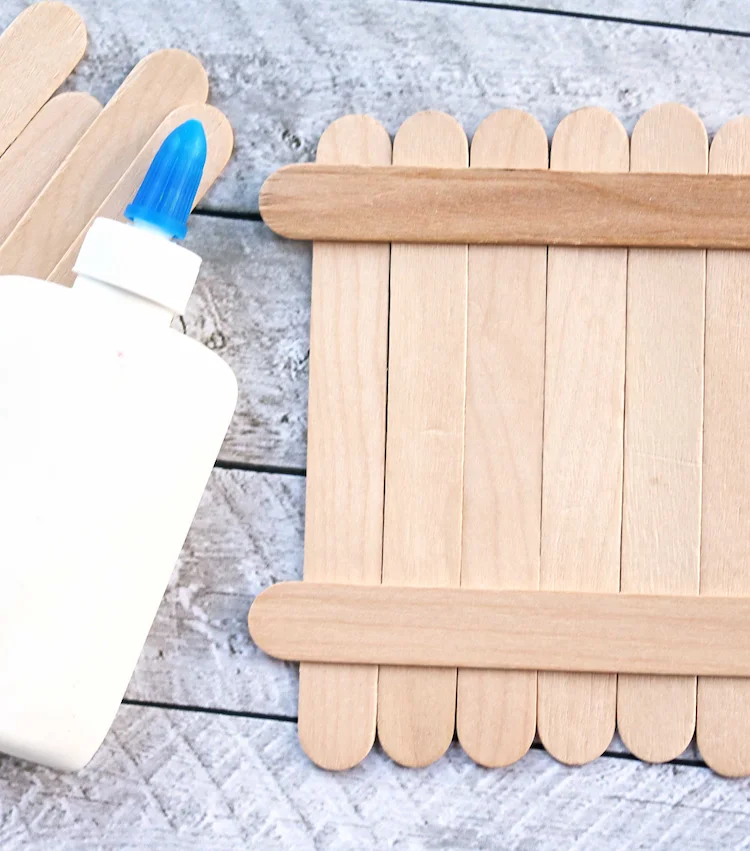 Herbstfiguren aus Eisstielen festkleben Anleitung