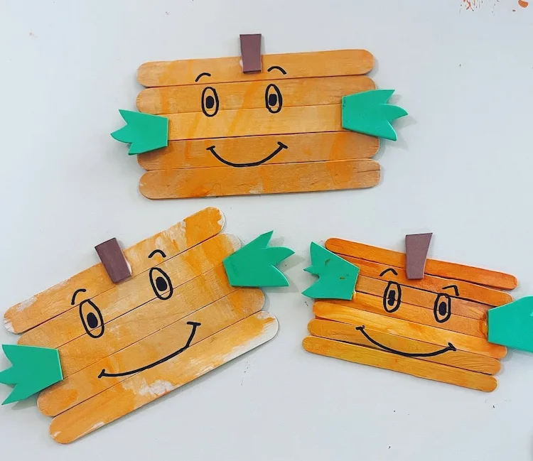 Herbstfiguren aus Eisstielen zusammenstellen Anleitung