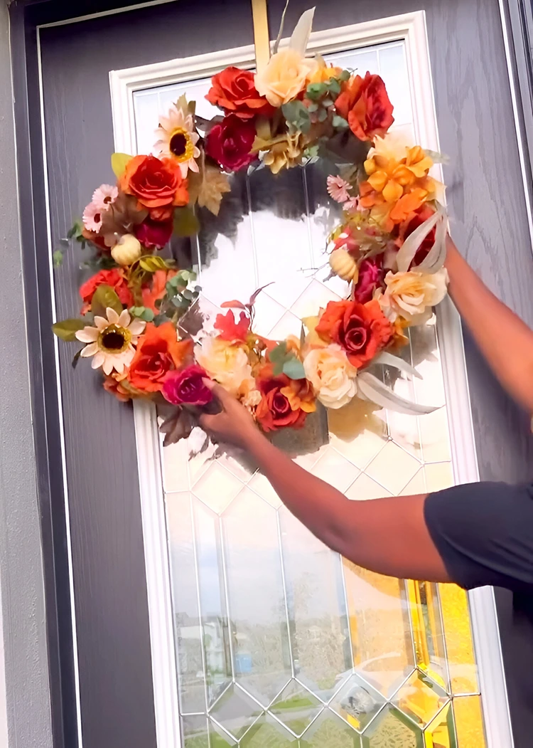 Herbstkranz als Türdeko basteln mit Schwimmnudeln und künstlichen Blumen