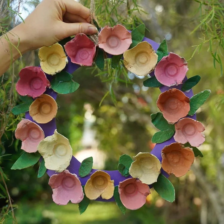 Herbstkranz aus Eierkarton basteln Anleitung