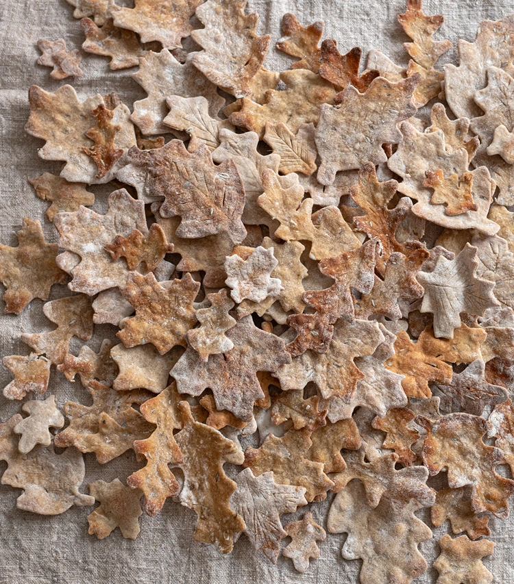 herbstliche cracker in blattform frisch gebacken
