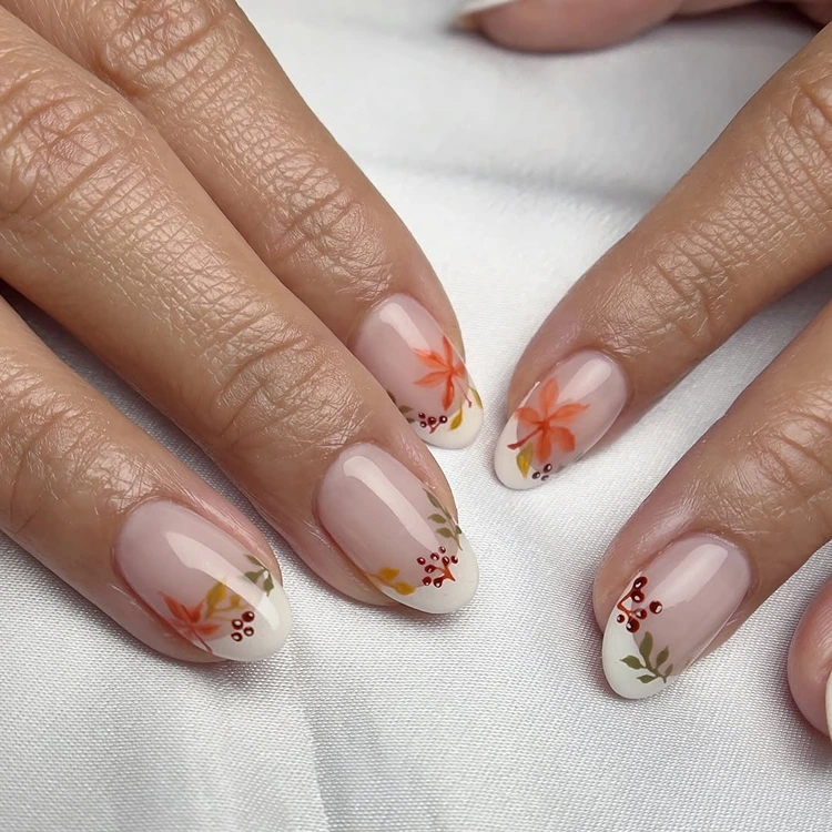 herbstliche french nails mit blättern und beeren
