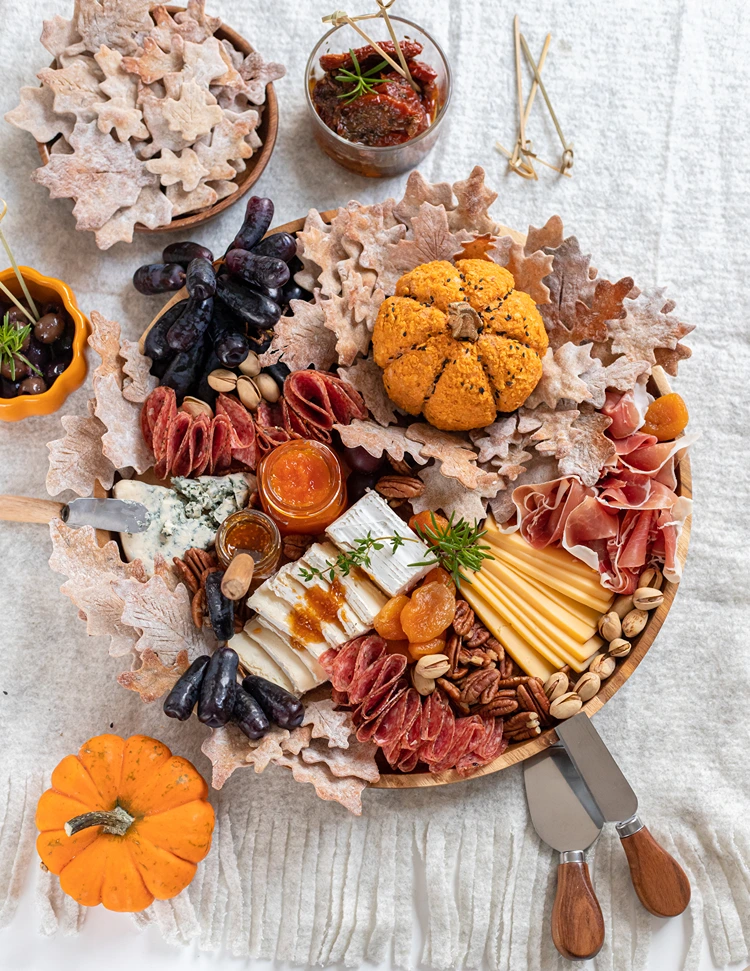 herbstliche partyplatte mit crackern, käse und aufstrichen