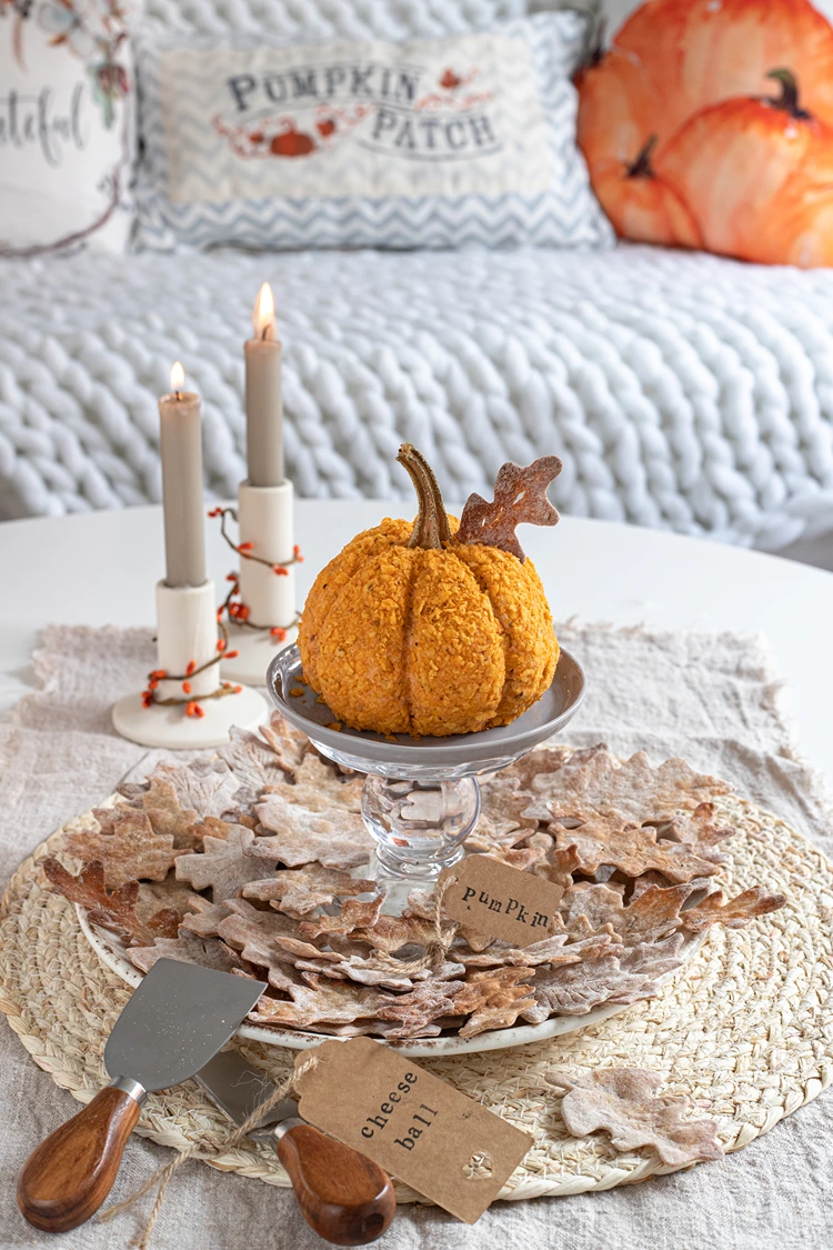 herbstliche snack idee cheeseball in kürbisoptik