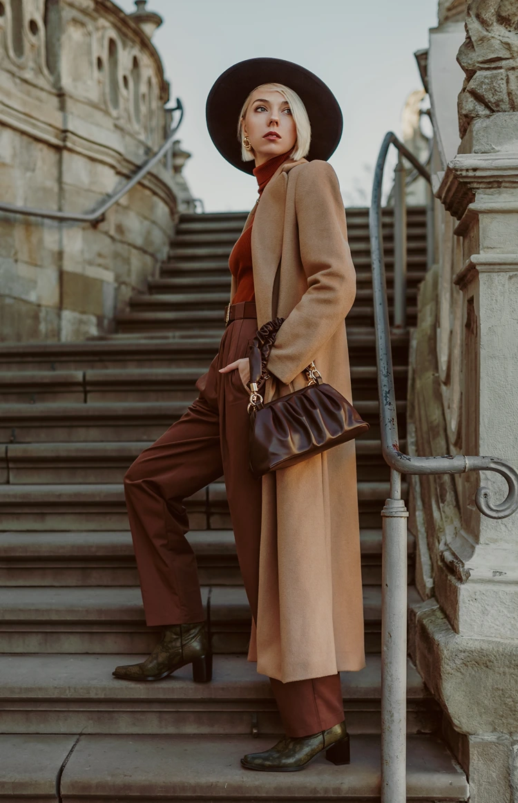 herbstlicher chic langer camel coat mit braunen stoffhosen und ankle boots