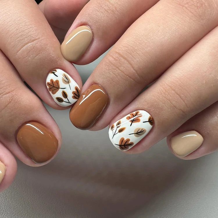 herbstliches nageldesign in beige und braun