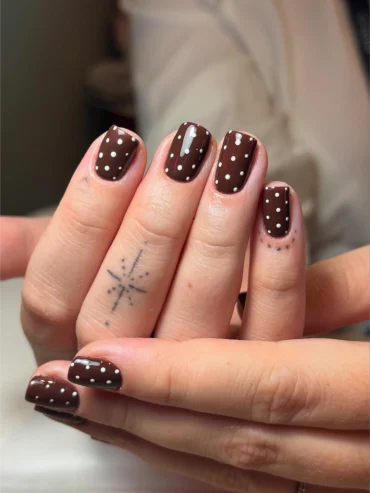herbstnägel in braun mit polka dots