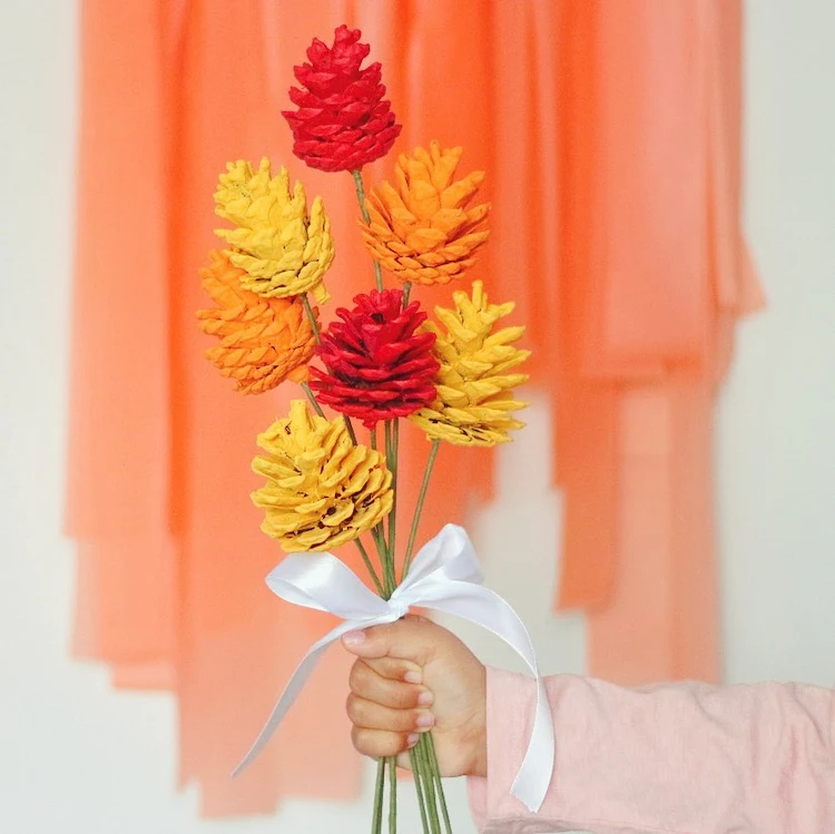 Herbststrauß aus bemalten Zapfen und Blumendraht