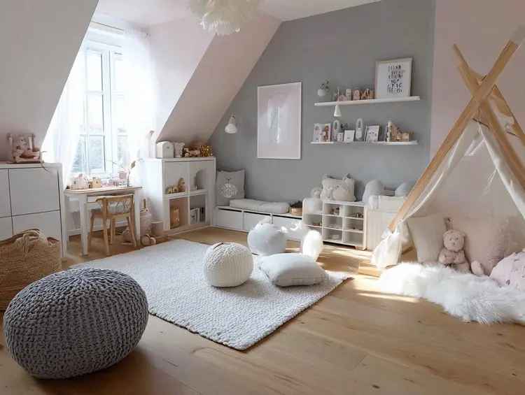 Idee für Dachschrägen in einem Mädchenzimmer mit Zelt als Leseecke