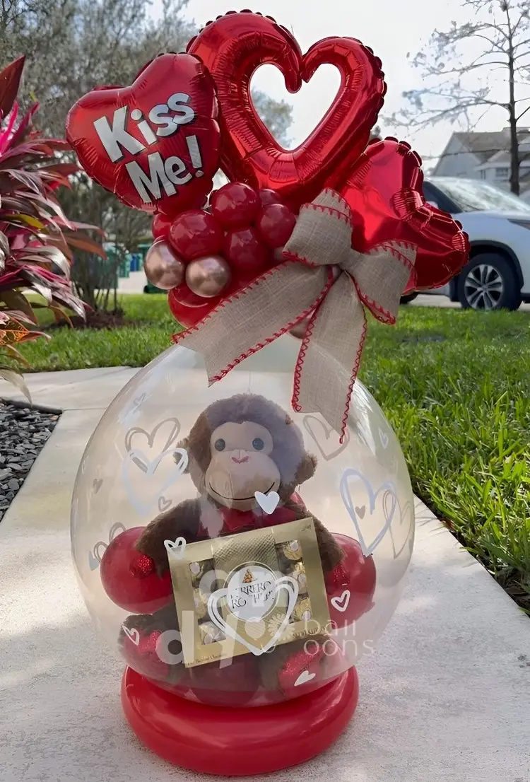 Idee für den Valentinstag mit Schokolade, Plüschtier und Dekorationen