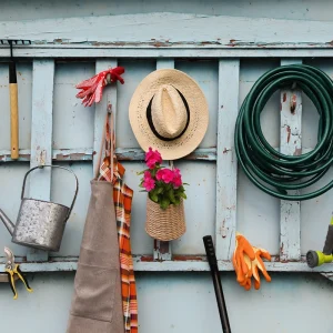 Ideen zur Aufbewahrung des Gartenschlauchs - Nutzen Sie Wände, Boxen oder kreative Behälter