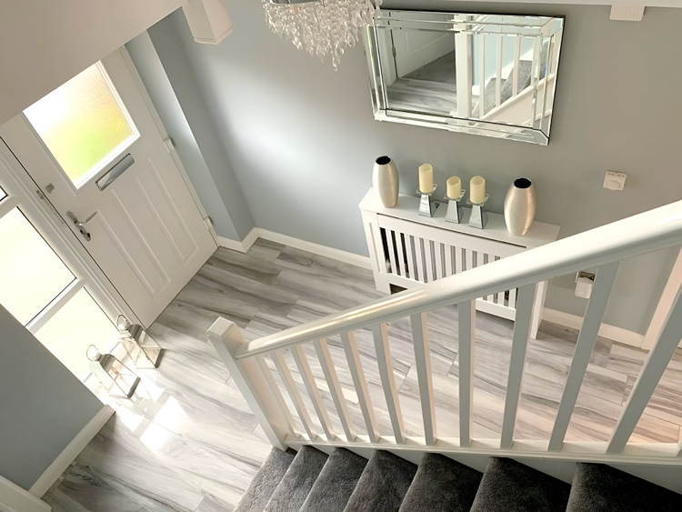 Im Flur Wände und Holzelemente grau-weiß streichen