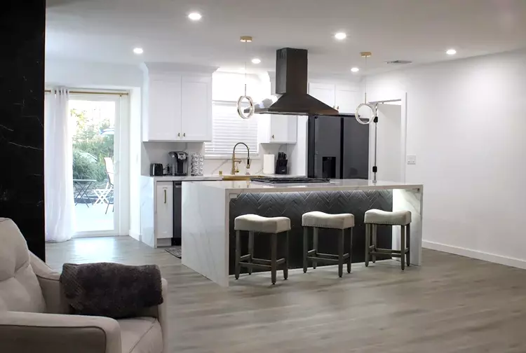 Indirekte Beleuchtung für die Insel, kombiniert mit Deckenspots und Pendelleuchten