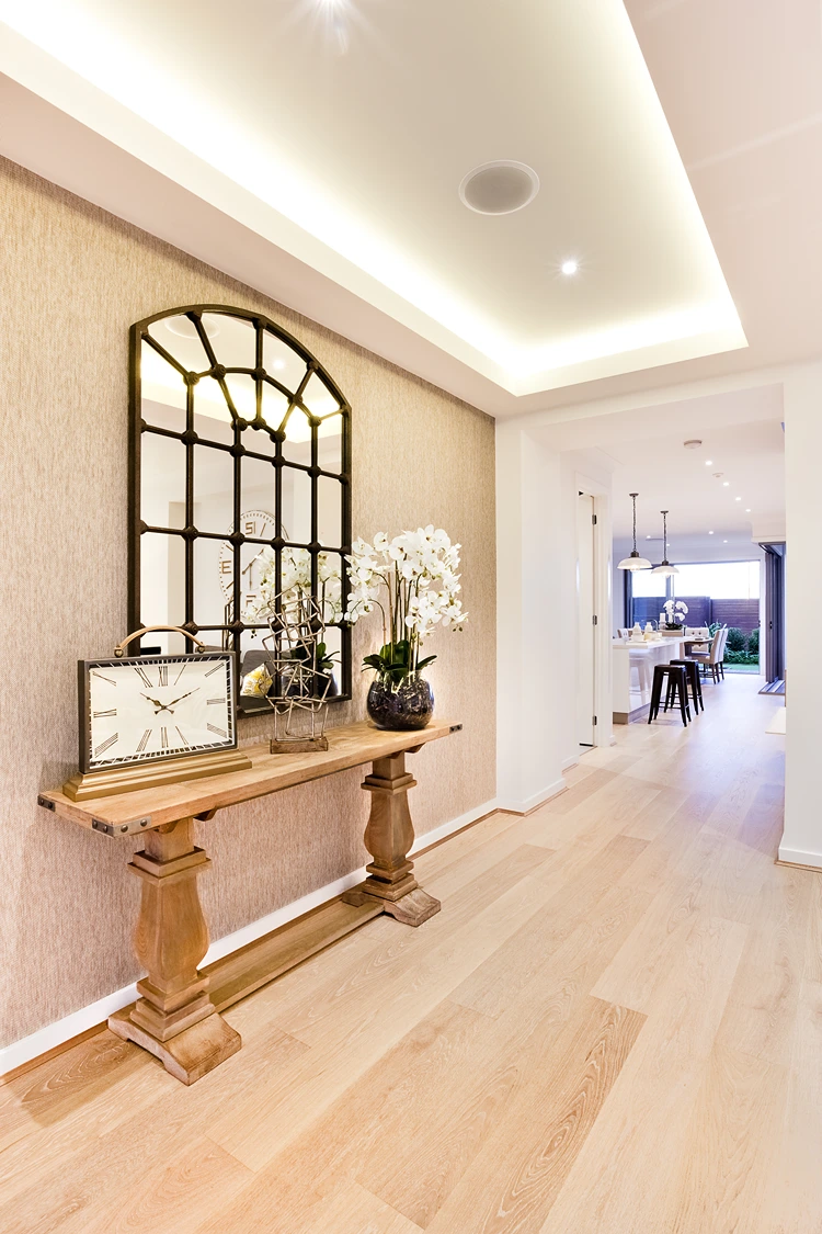 Indirekte Deckenbeleuchtung mit LED-Stripes hinter Nischen