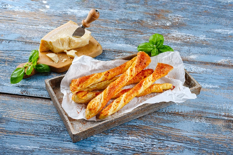 italienische parmesan blätterteigstangen