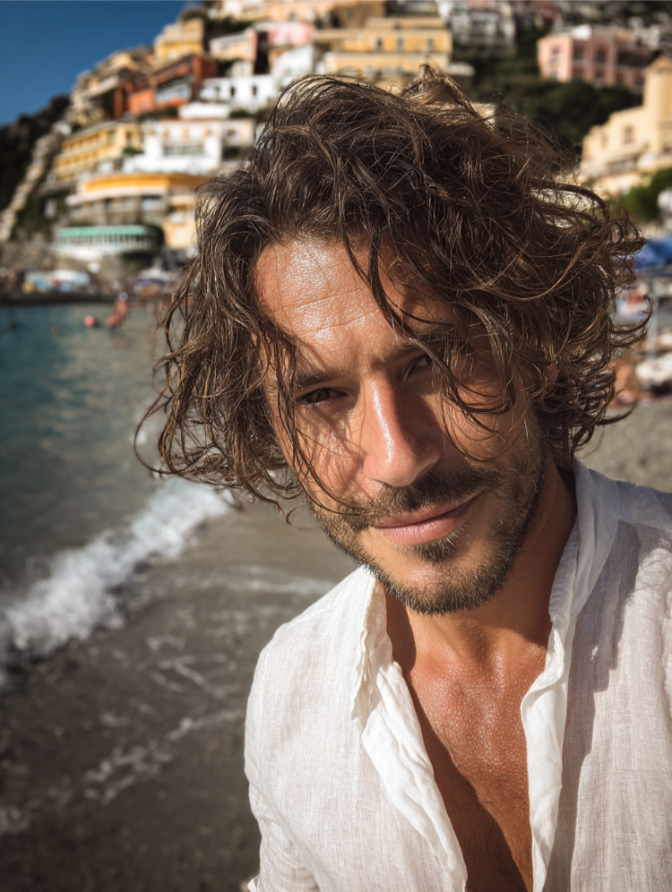 italienischen männerfrisuren unordentliche lange locken