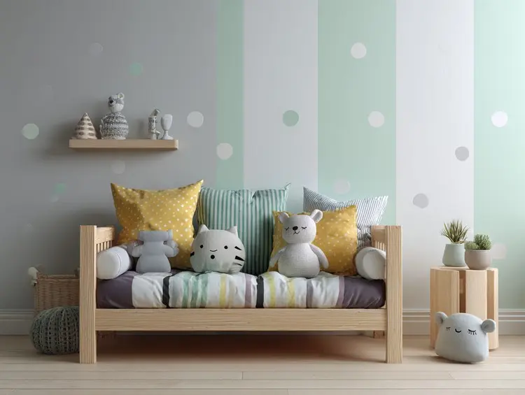 Kinderzimmer grau-mint streichen mit Streifen an der Wand