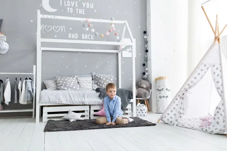 Kinderzimmereinrichtung in neutralen Farbtönen