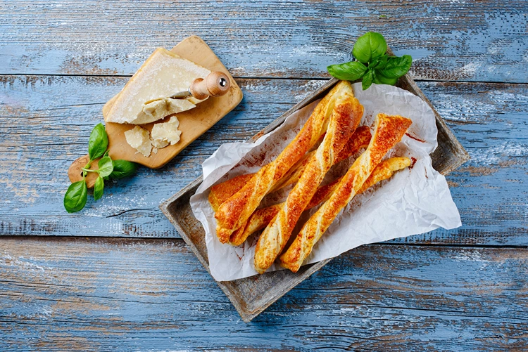 knusprige blätterteigstangen mit parmesan