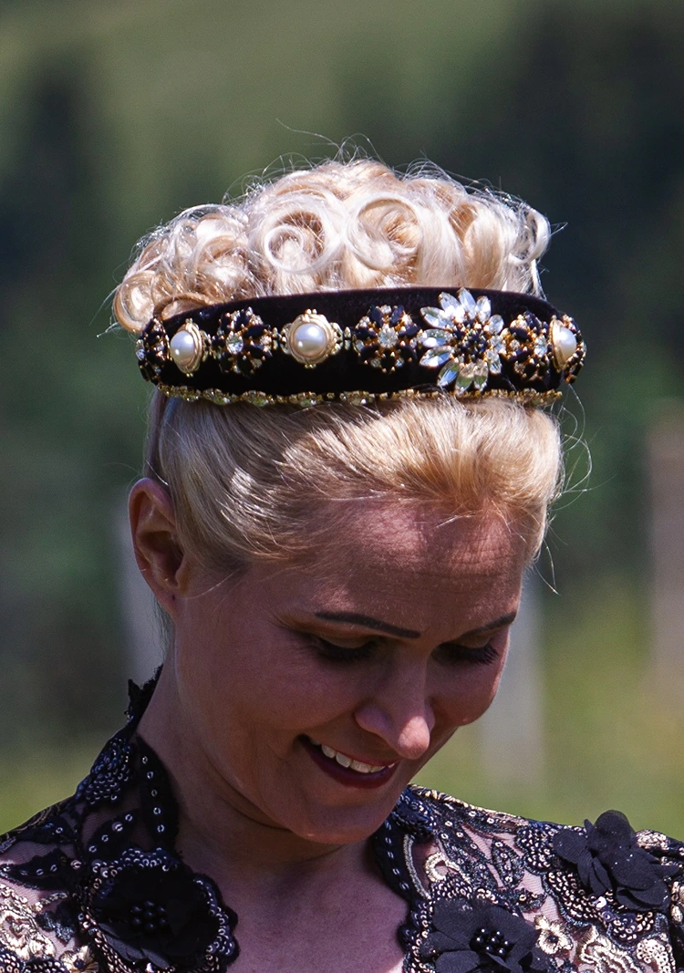 königlicher haarreif mit perlen und strass – oktoberfest frisur highlight