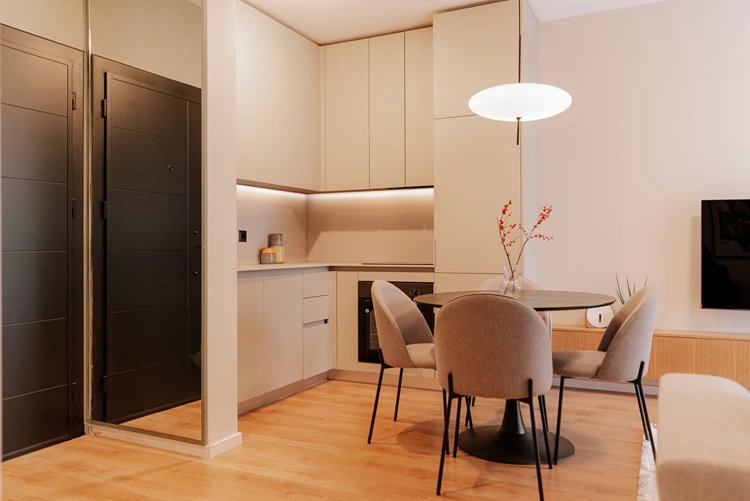 kompakte küche mit runden esstisch im offenen grundriss